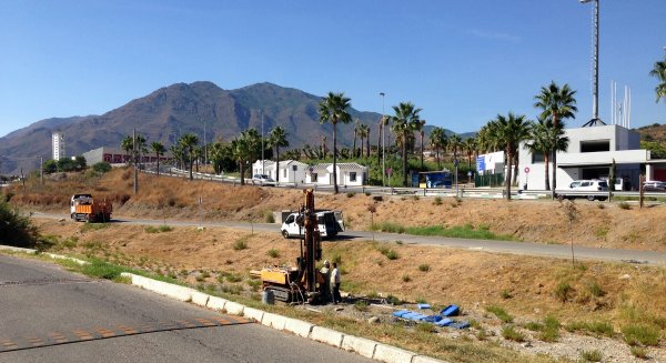 Estepona inicia las obras previas para el parque fluvial de 12.000 metros cuadrados en el arroyo Monterroso
