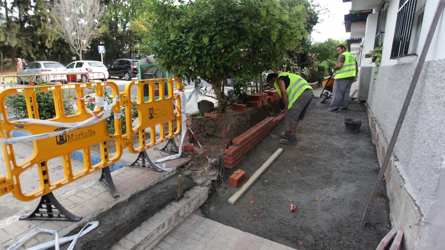 El Ayuntamiento de Marbella realiza actuaciones de mejora de la accesibilidad en la zona de Nueva Andalucía