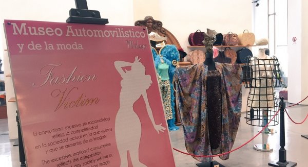 El Museo Automovilístico y la Pasarela Larios celebran su quinto aniversario como referentes de la moda en Málaga