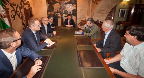 Alcalde de Marbella aborda con una delegación de directivos del sector sanitario de Suiza la importancia del turismo de salud