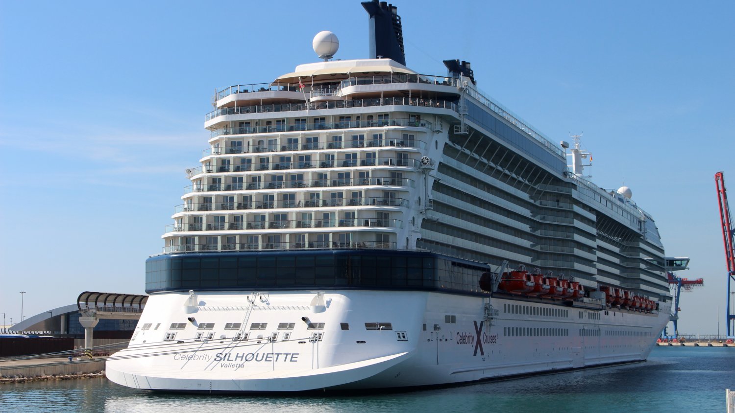 El buque de crucero 'Celebrity Silhouette' visita por primera vez el puerto de Málaga