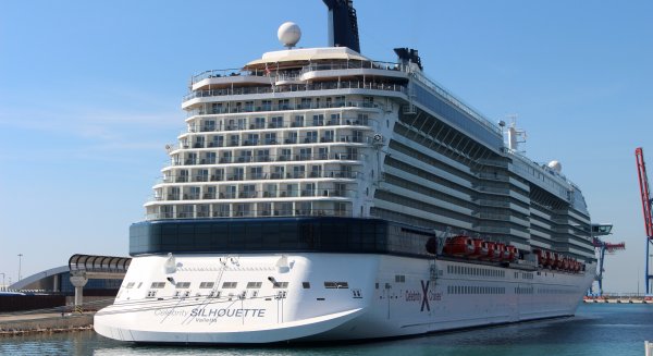 El buque de crucero 'Celebrity Silhouette' visita por primera vez el puerto de Málaga
