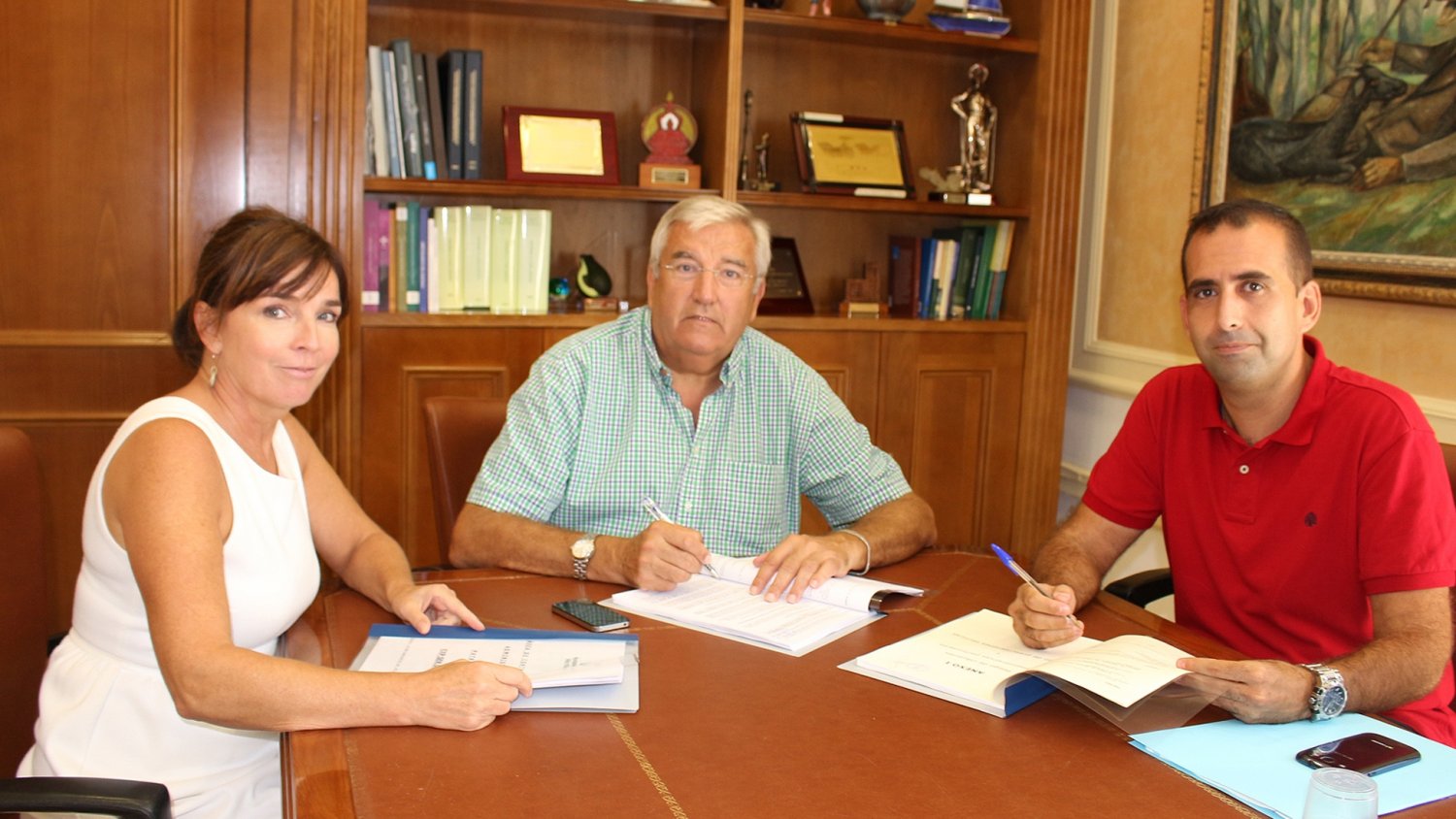 El Ayuntamiento de Vélez garantiza el mantenimiento de la piscina cubierta de Torre del Mar