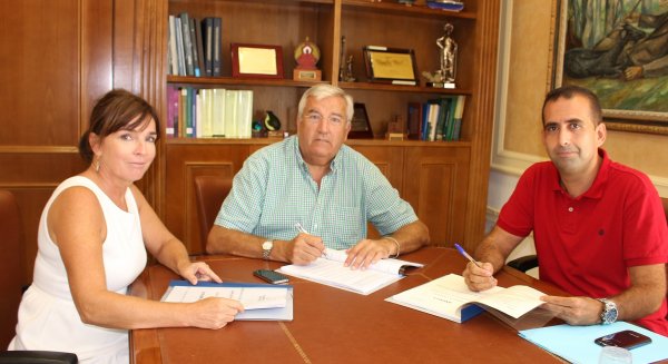 El Ayuntamiento de Vélez garantiza el mantenimiento de la piscina cubierta de Torre del Mar