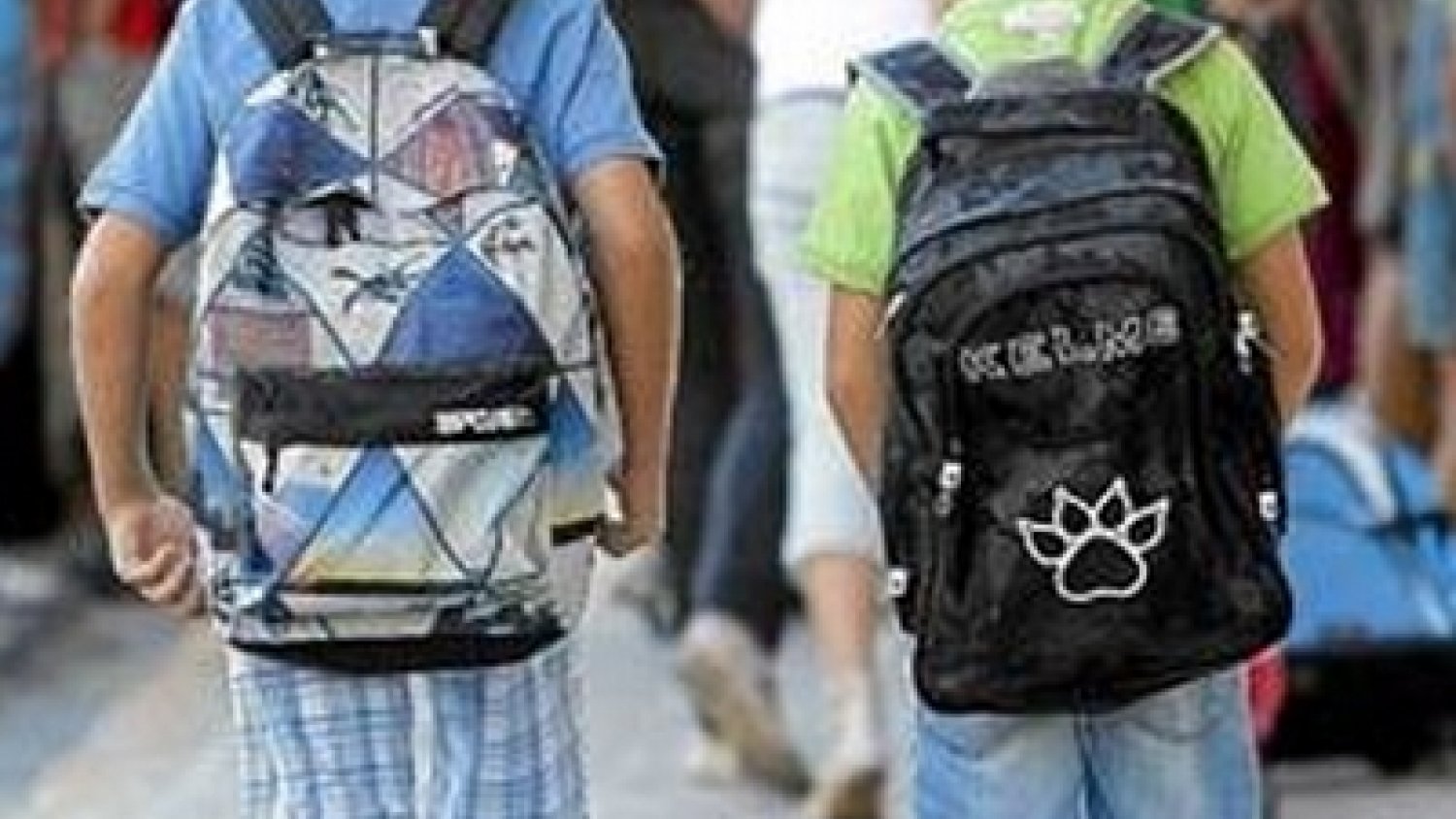 Experto advierte de los perjuicios de las mochilas en la espalda de los más pequeños
