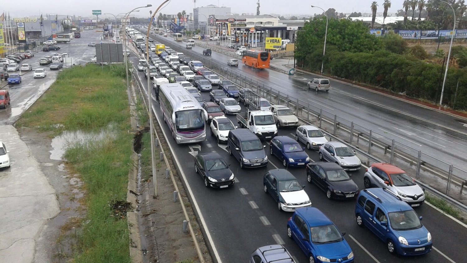 Cortada por inundación la carretera de entrada al aeropuerto por avenida Velázquez