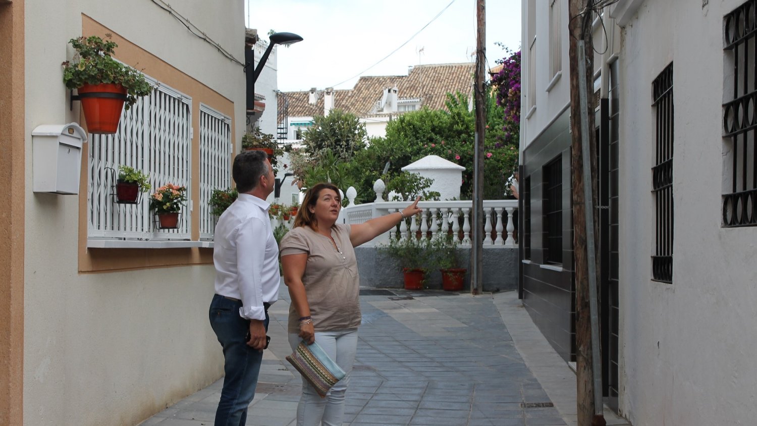 El Ayuntamiento de Mijas eliminará siete postes de tendido telefónico de las calles más turísticas de La Cala