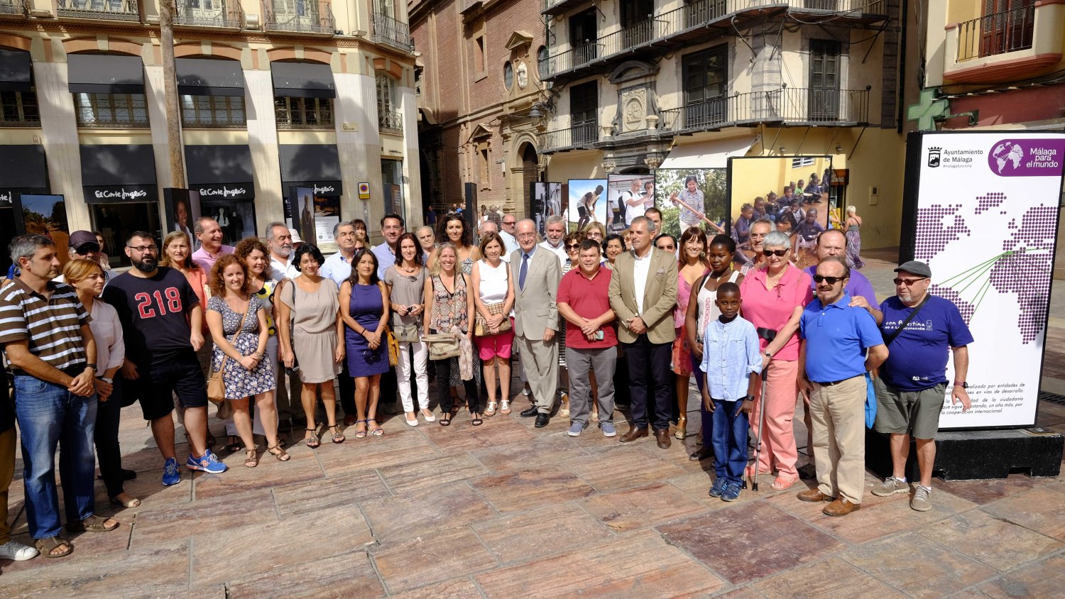 El Ayuntamiento reconoce el trabajo de los cooperantes contra la pobreza con la muestra 'Málaga para el mundo'