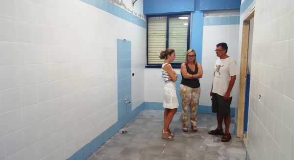El Ayuntamiento de Fuengirola asume la construcción de un baño adaptado de un colegio ante 