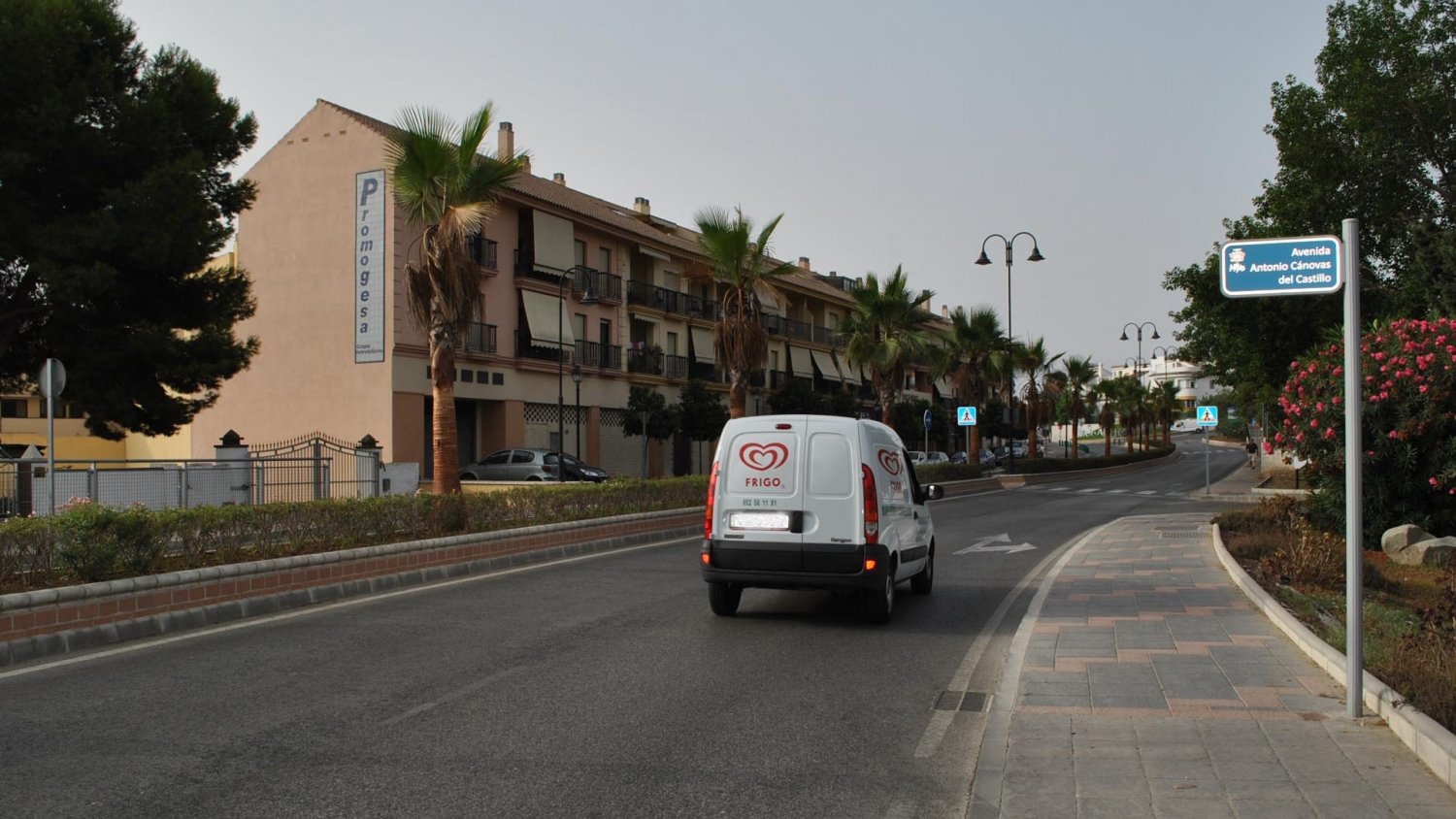 El Ayuntamiento de Mijas mejora la rotulación de las viales principales con postes de rótulos reflectantes