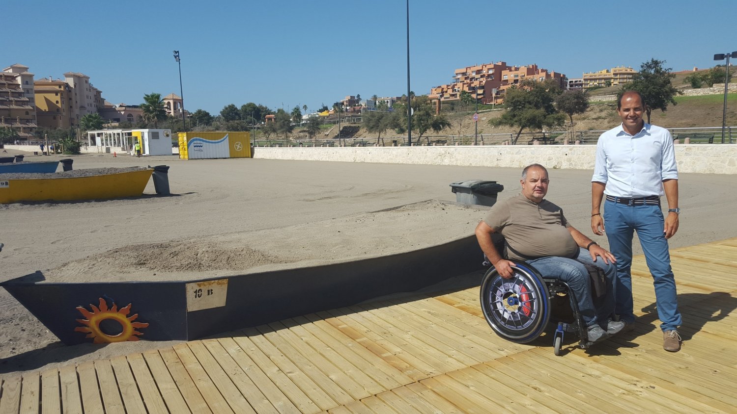 Fuengirola adapta una de las barcas de moraga de la playa del Castillo a personas con movilidad reducida