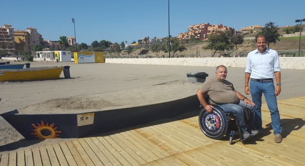 Fuengirola adapta una de las barcas de moraga de la playa del Castillo a personas con movilidad reducida
