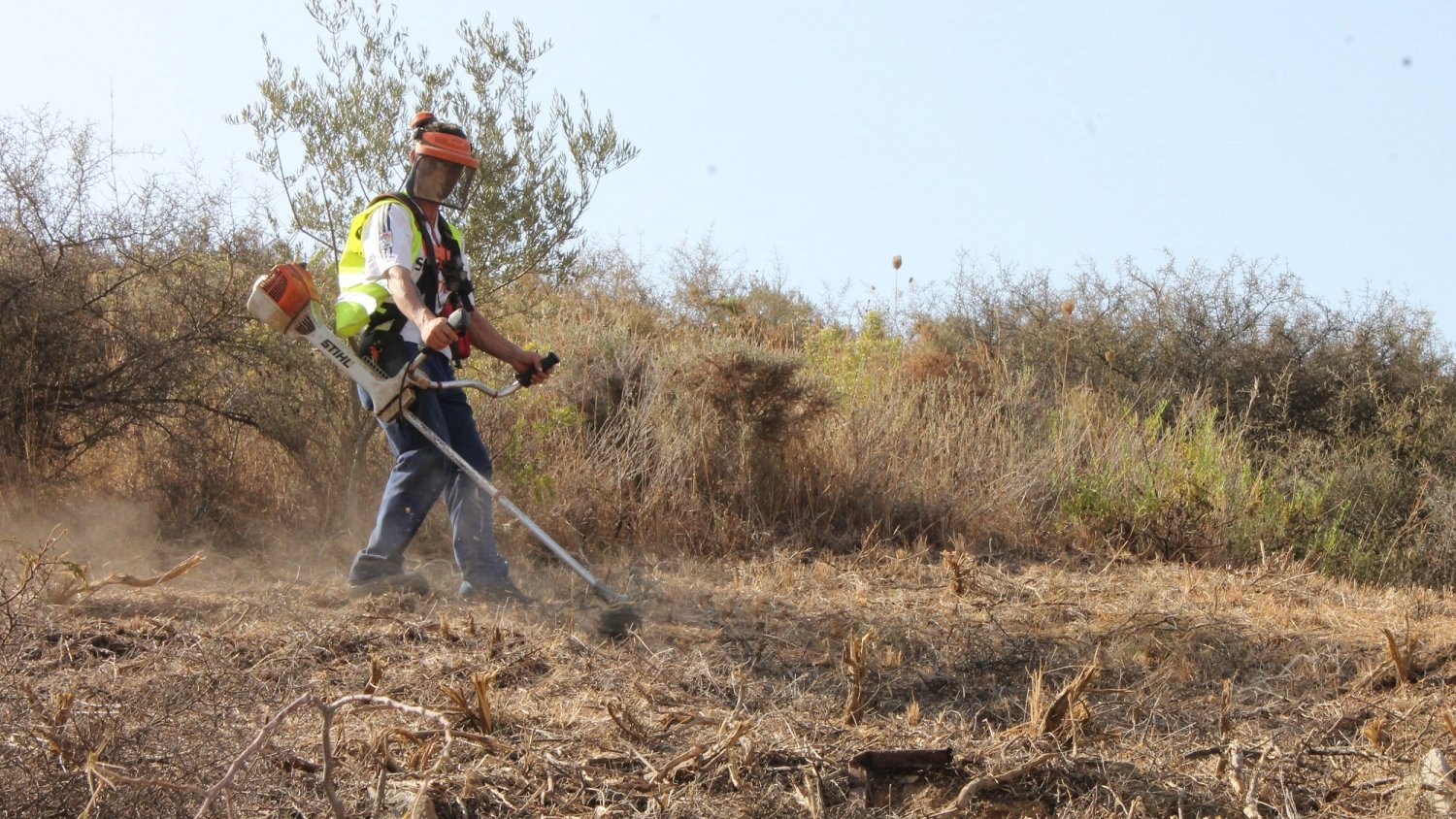 El Ayuntamiento de Mijas concluye los trabajos de limpieza, desbroce y creación de cortafuegos en La Majadilla del Muerto