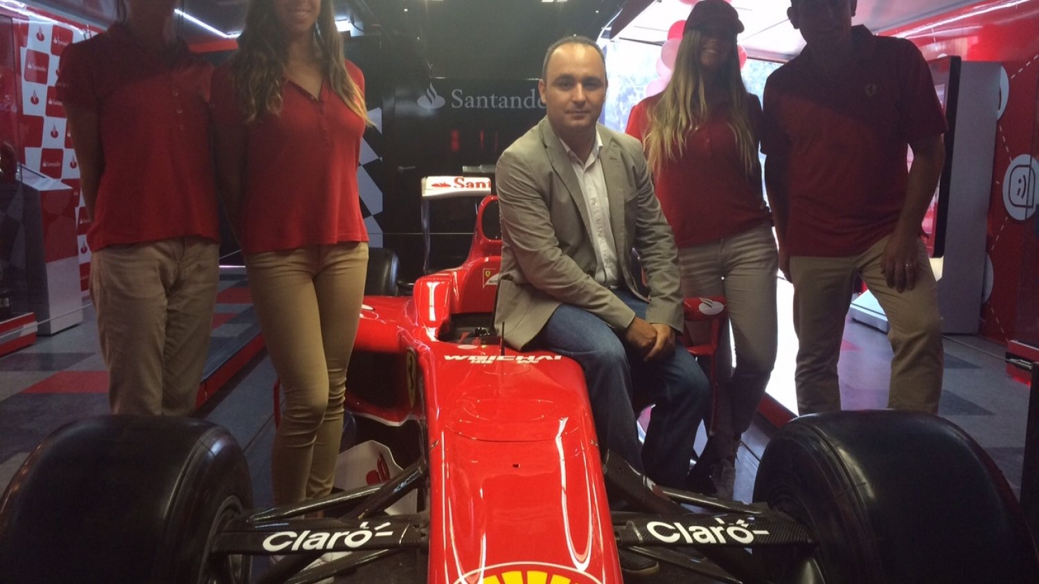 Banco Santander instala en la plaza de La Marina su Motorhome, con el Ferrari 2010
