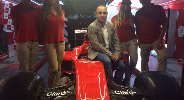 Banco Santander instala en la plaza de La Marina su Motorhome, con el Ferrari 2010