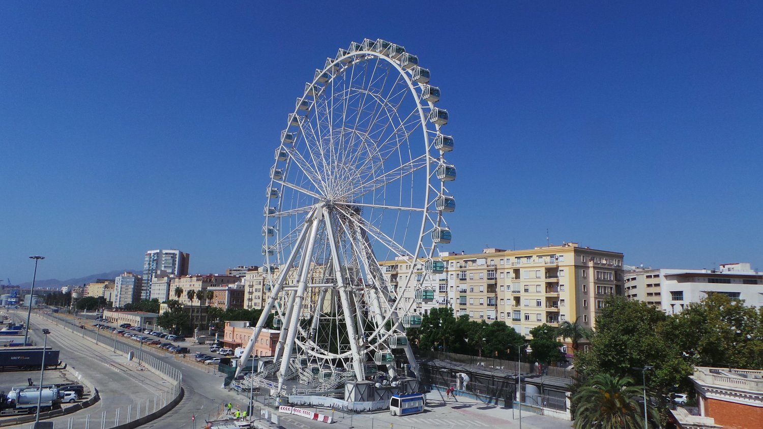 La noria ya gira en Málaga y tendrá su puesta de largo a partir del 8 de septiembre