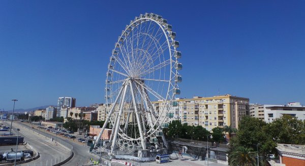 La noria ya gira en Málaga y tendrá su puesta de largo a partir del 8 de septiembre