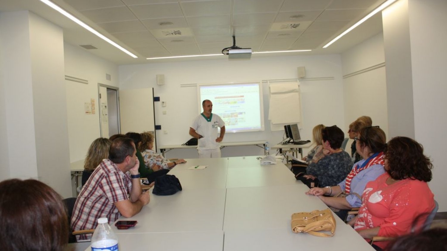 Profesionales del Clínico actualizan conocimientos para mejorar la atención nutricional en pacientes con disfagia