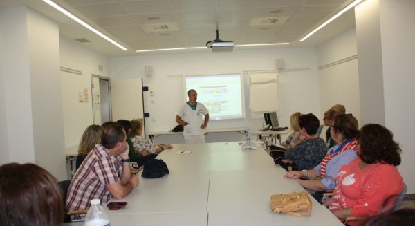 Profesionales del Clínico actualizan conocimientos para mejorar la atención nutricional en pacientes con disfagia