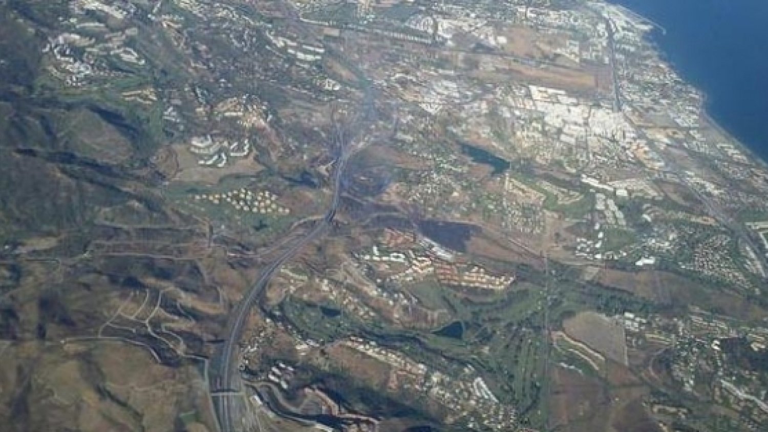 Extinguido el incendio de Benahavís, que afecta a unas 35 hectáreas de terreno urbano forestal