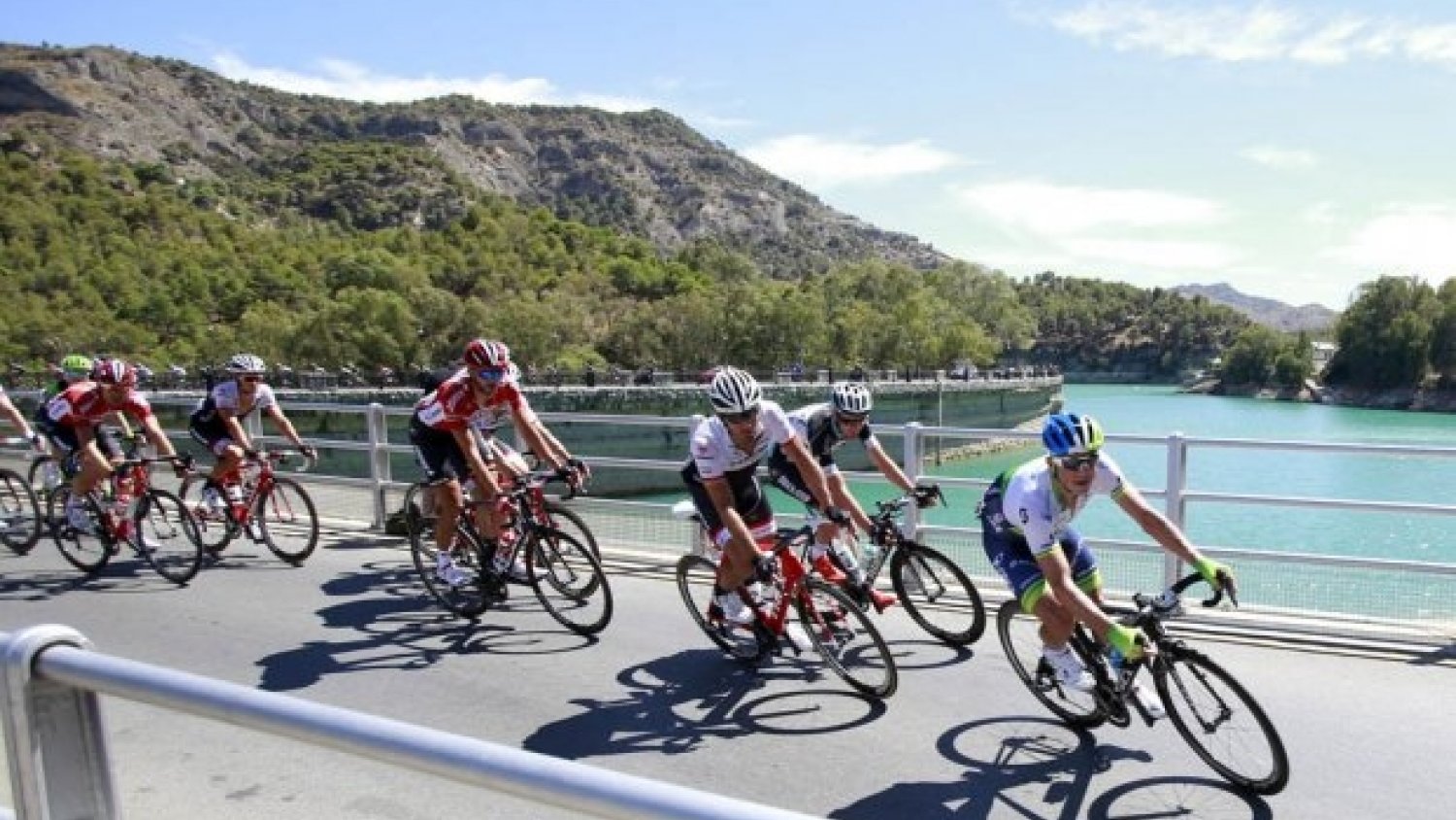 Chaves triunfa en El Caminito del Rey; Nibali, descalificado