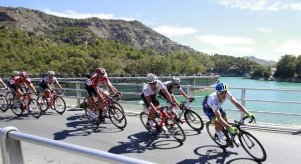 Chaves triunfa en El Caminito del Rey; Nibali, descalificado