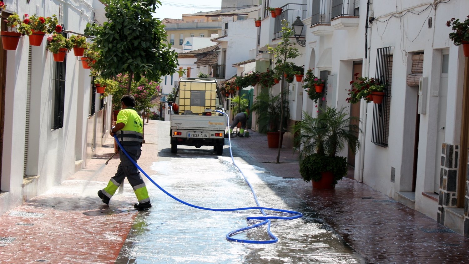 El Ayuntamiento de Estepona refuerza el servicio de limpieza en el casco antiguo y las barriadas con nueva maquinaria