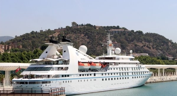 El puerto recibe este miércoles tres buques con más de 5.700 cruceristas