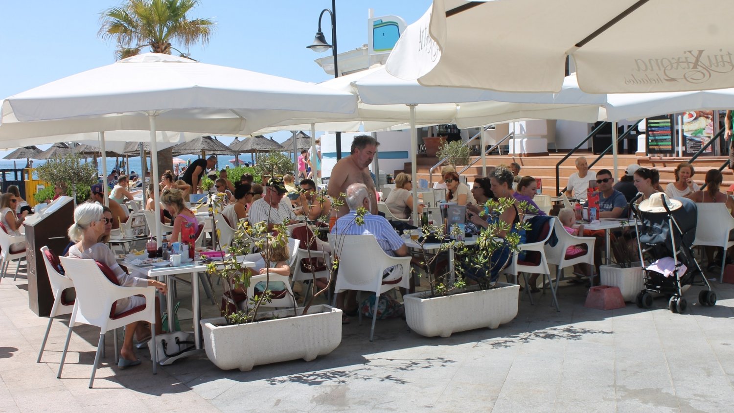 Mijas recuerda a bares y restaurantesla la obligación de recoger y limpiar las aceras y terrazas ocupadas