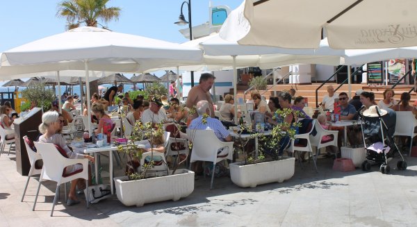 Mijas recuerda a bares y restaurantesla la obligación de recoger y limpiar las aceras y terrazas ocupadas