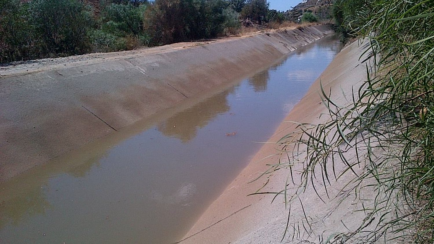La Junta restablece el suministro de agua tras la reparación del canal principal del Guadalhorce