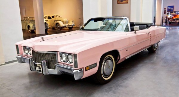 El Museo Automovilístico de Málaga se va a la Feria con su Cadillac 'Pink'