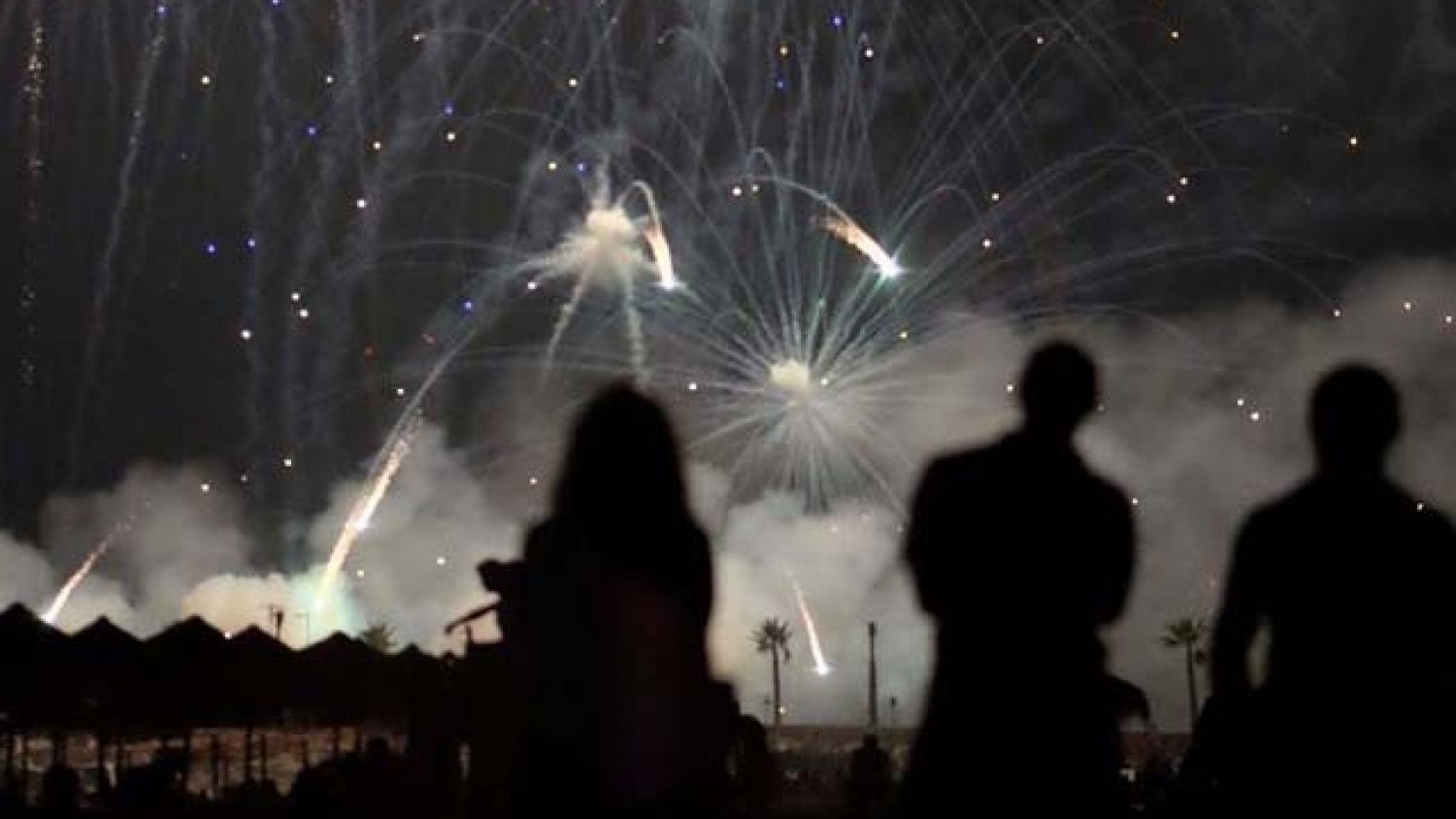 La Feria de Málaga comienza con el pregón de Pablo López, los fuegos artificiales y el concierto de Edurne