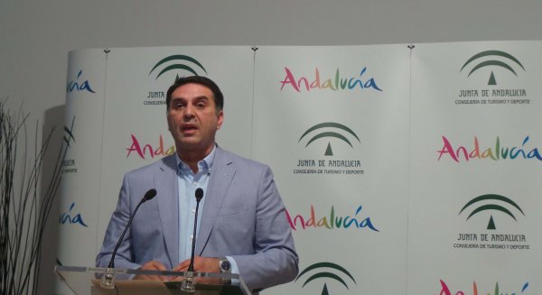 Fernández aboga por organizar la oferta aeroportuaria en Andalucía para no perder competitividad