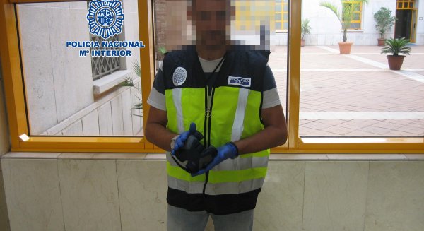 Detienen a una pareja por cometer siete robos en el interior de vehículos estacionados
