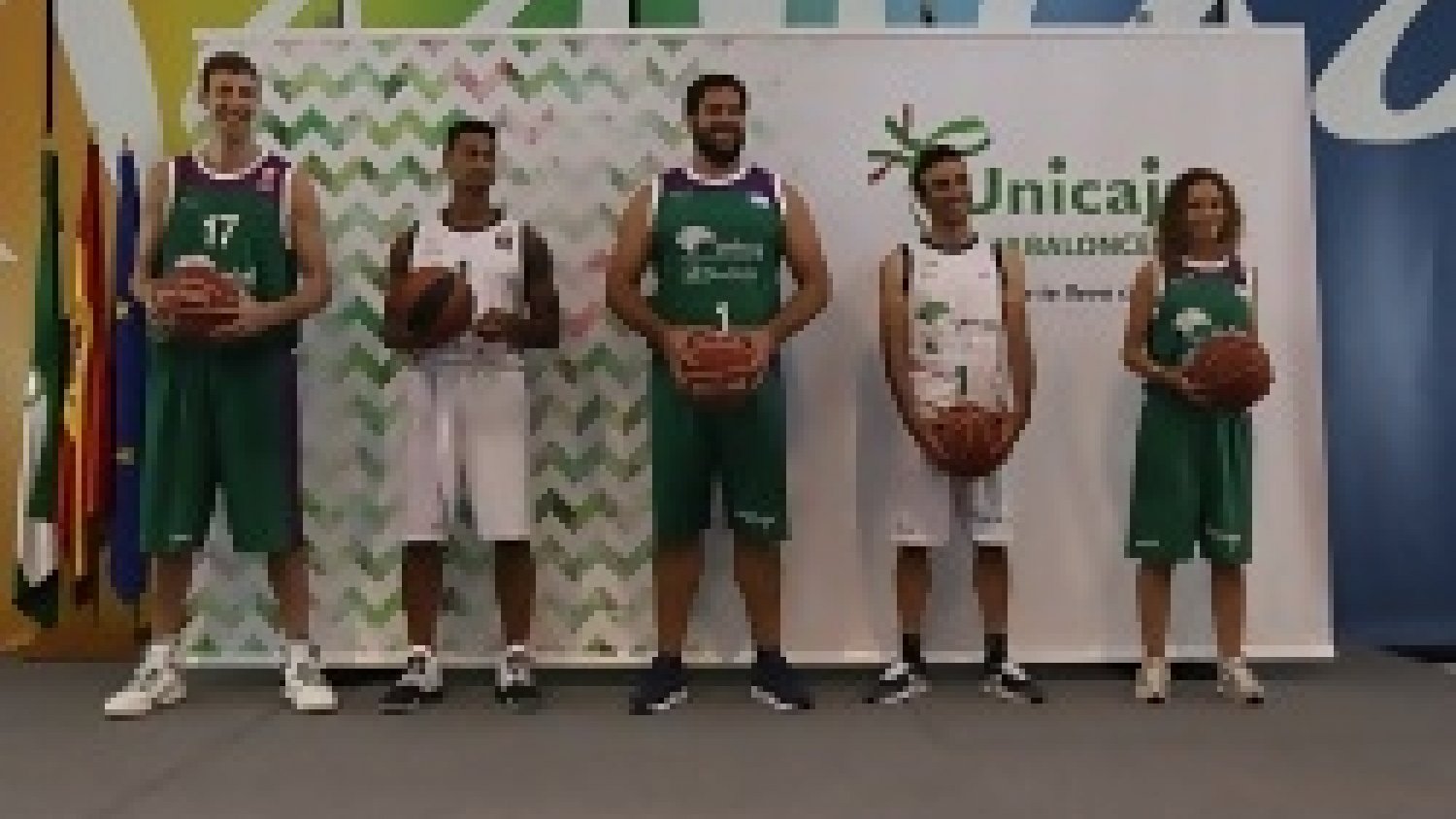 Unicaja presenta su nueva equipación, más sencilla y con el verde y morado como protagonistas