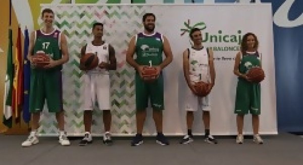 Unicaja presenta su nueva equipación, más sencilla y con el verde y morado como protagonistas