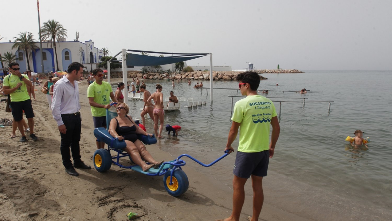 Las tres playas adaptadas de Marbella cuentan ya con una silla anfibia