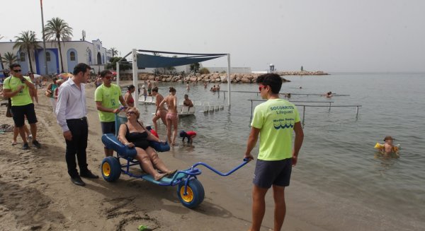 Las tres playas adaptadas de Marbella cuentan ya con una silla anfibia
