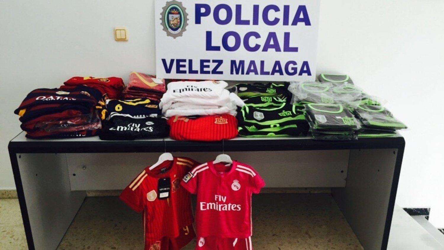 La Policía Local de Vélez-Málaga interviene unas 80 equipaciones de fútbol en el mercadillo de Torre del Mar