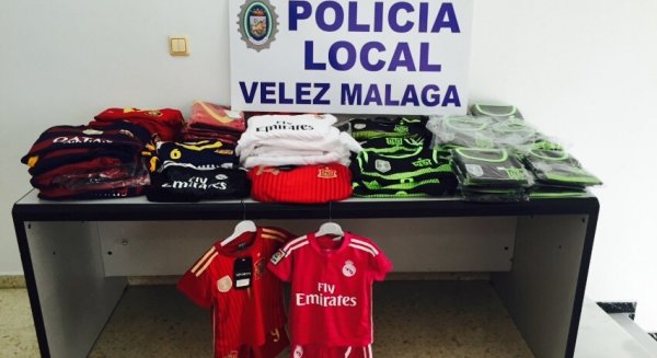 La Policía Local de Vélez-Málaga interviene unas 80 equipaciones de fútbol en el mercadillo de Torre del Mar