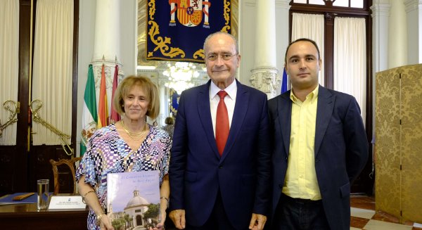 El libro 'El cementerio histórico de San Miguel' recoge los avatares del emblemático campo santo malagueño