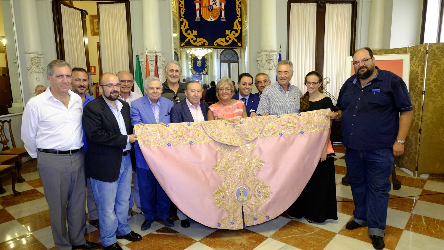 El Ayuntamiento presenta el 'Trofeo Capote de Paseo', diseñado por el bordador Salvador Oliver