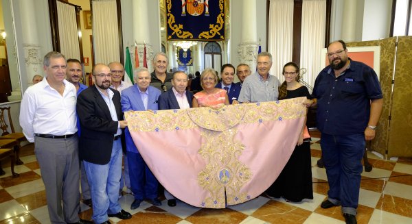 El Ayuntamiento presenta el 'Trofeo Capote de Paseo', diseñado por el bordador Salvador Oliver