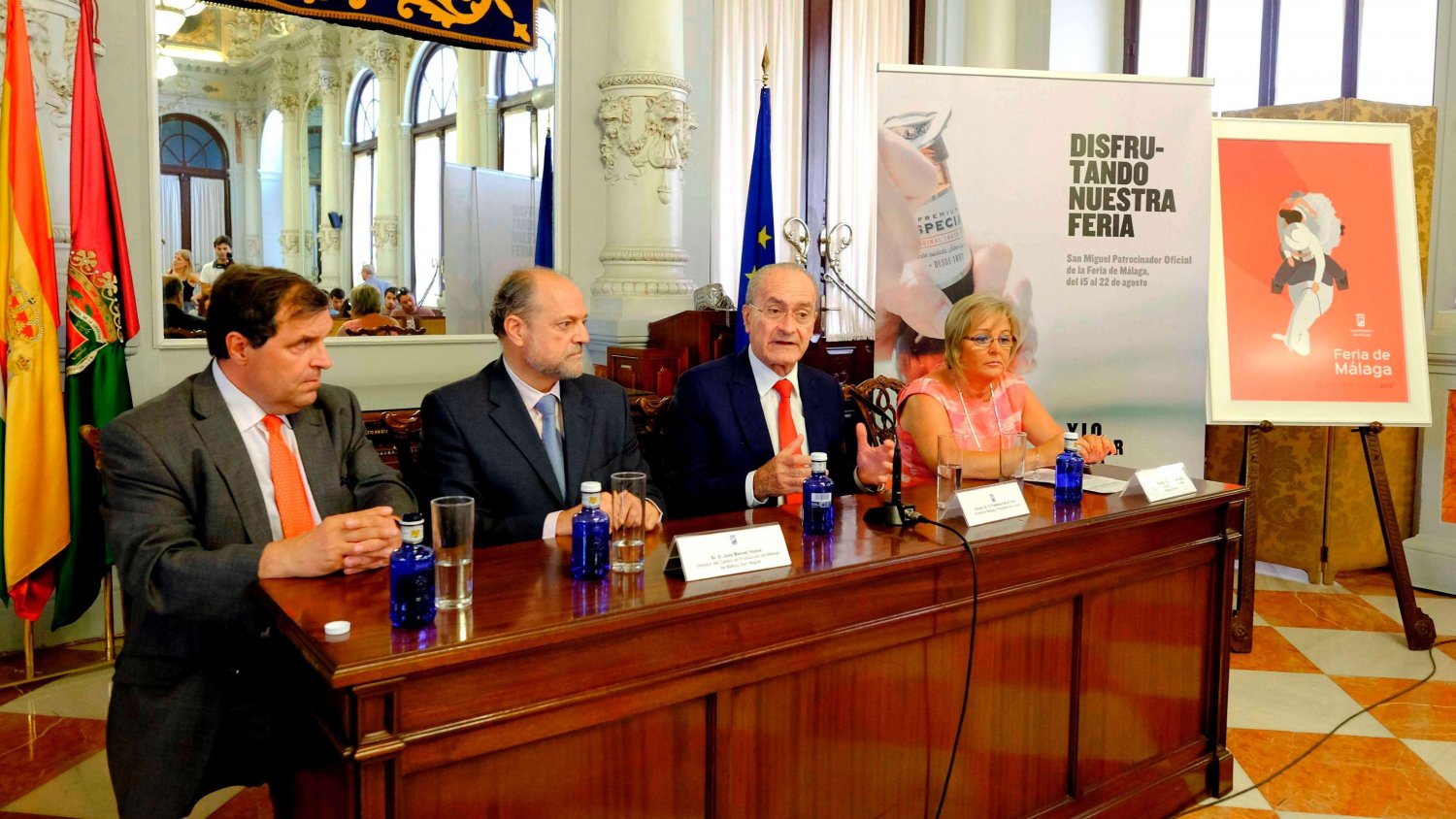 San Miguel apoya la Feria de Málaga con la colocación de los toldos de Larios