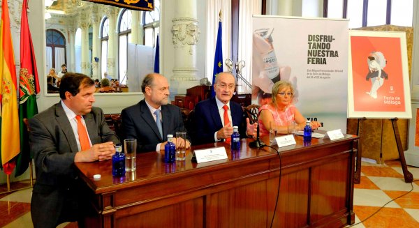 San Miguel apoya la Feria de Málaga con la colocación de los toldos de Larios