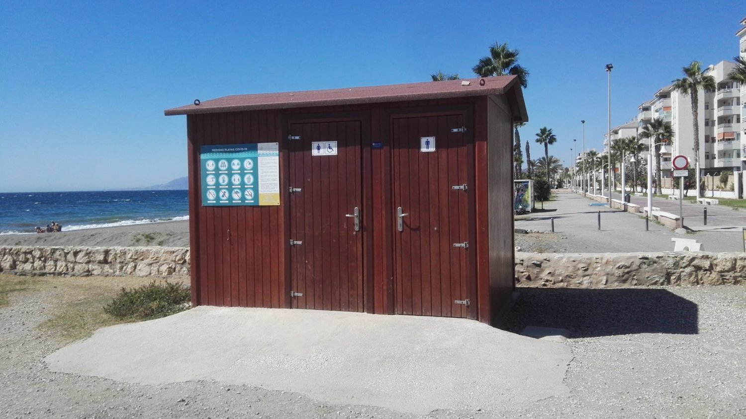 Rincón de la Victoria abrirá los aseos públicos de las playas durante los meses de invierno