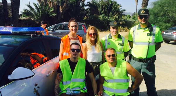 Voluntarios acompañan a la Guardia Civil en la campaña de vigilancia de velocidad ante el aumento de viajes