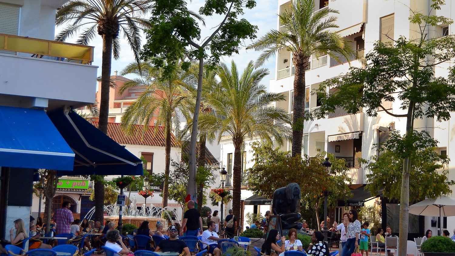 El Ayuntamiento de Estepona tramita un 68% más de licencias de apertura de comercios que en 2014