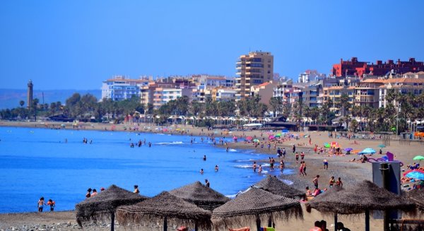 El Ayuntamiento de Estepona contrata un segundo barco para retirar medusas